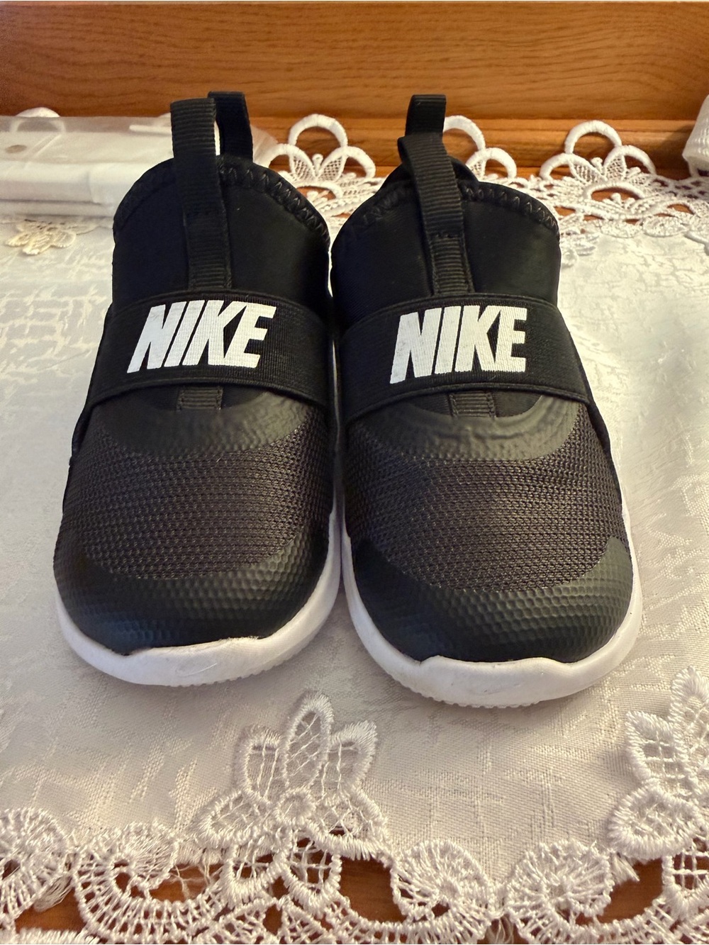 Nike Kids Black and White Elastic Strap Sneakers